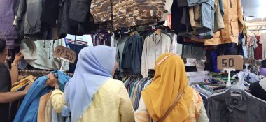 Pasar Senen 'deki ucuz giyim pazarı. Çeşitli ithal markalı ürünler. İkinci el mal satıyorum. Önceden sevilmek. Jakarta, Endonezya - 10 Aralık 2024