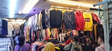 Pasar Senen 'deki ucuz giyim pazarı. Çeşitli ithal markalı ürünler. İkinci el mal satıyorum. Önceden sevilmek. Jakarta, Endonezya - 10 Aralık 2024