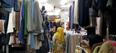 Pasar Senen 'deki ucuz giyim pazarı. Çeşitli ithal markalı ürünler. İkinci el mal satıyorum. Önceden sevilmek. Jakarta, Endonezya - 10 Aralık 2024