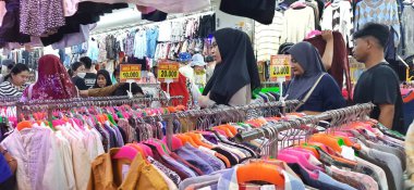 Pasar Senen 'deki ucuz giyim pazarı. Çeşitli ithal markalı ürünler. İkinci el mal satıyorum. Önceden sevilmek. Jakarta, Endonezya - 10 Aralık 2024