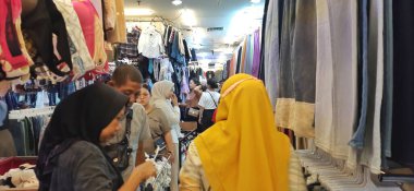 Pasar Senen 'deki ucuz giyim pazarı. Çeşitli ithal markalı ürünler. İkinci el mal satıyorum. Önceden sevilmek. Jakarta, Endonezya - 10 Aralık 2024