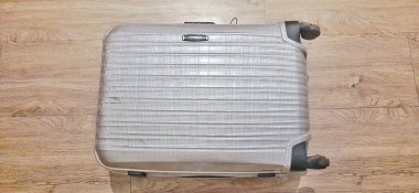 Otel odasının ahşap zemininde bavulu kapat. Seyahat konsepti. Jakarta, Endonezya - 23 Kasım 2024