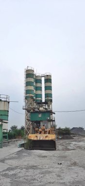 Batarya fabrikası. Endüstri konsepti. Batı Java, Endonezya - 7 Mart 2024