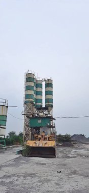 Batarya fabrikası. Endüstri konsepti. Batı Java, Endonezya - 7 Mart 2024