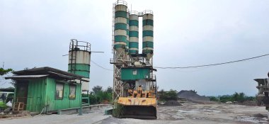 Batarya fabrikası. Endüstri konsepti. Batı Java, Endonezya - 7 Mart 2024