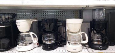 Mağazadaki raflarda çeşitli kahve makineleri var. Jakarta, Endonezya - 29 Aralık 2024