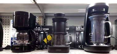 Mağazadaki raflarda çeşitli kahve makineleri var. Jakarta, Endonezya - 29 Aralık 2024