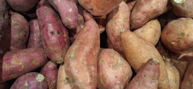 Endonezya 'da pazarda satılık mor patatesler.