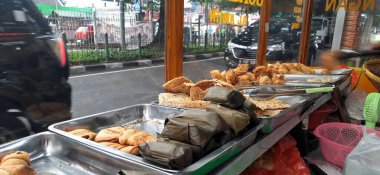 Sokak yemeklerinde çeşit çeşit kızarmış çerez ya da Gorengan. Ünlü geleneksel börek yemeği. Jakarta, Endonezya - 15 Şubat 2025