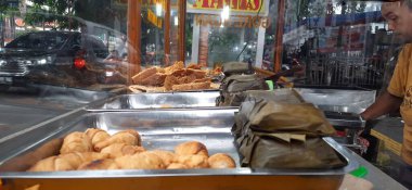 Sokak yemeklerinde çeşit çeşit kızarmış çerez ya da Gorengan. Ünlü geleneksel börek yemeği. Jakarta, Endonezya - 15 Şubat 2025