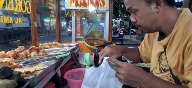 Sokak yemeklerinde çeşit çeşit kızarmış çerez ya da Gorengan. Ünlü geleneksel börek yemeği. Jakarta, Endonezya - 15 Şubat 2025