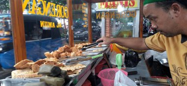 Sokak yemeklerinde çeşit çeşit kızarmış çerez ya da Gorengan. Ünlü geleneksel börek yemeği. Jakarta, Endonezya - 15 Şubat 2025
