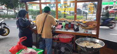 Sokak yemeklerinde çeşit çeşit kızarmış çerez ya da Gorengan. Ünlü geleneksel börek yemeği. Jakarta, Endonezya - 15 Şubat 2025