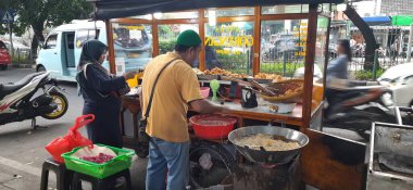 Sokak yemeklerinde çeşit çeşit kızarmış çerez ya da Gorengan. Ünlü geleneksel börek yemeği. Jakarta, Endonezya - 15 Şubat 2025