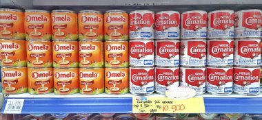 Süpermarketteki raflarda çeşitli tatlı süt kutuları yığını var. Jakarta, Endonezya - 15 Şubat 2025