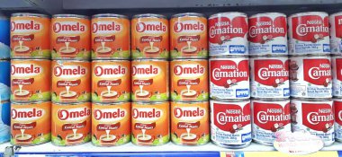 Süpermarketteki raflarda çeşitli tatlı süt kutuları yığını var. Jakarta, Endonezya - 15 Şubat 2025