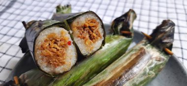 Gogos keki, Endonezya yemeği Makassar Güney Sulawesi 'den popüler. Beyaz glutinous pirinçten yapılmış. Baharatlı ton balığı ile doldurulmuş, muz yapraklarıyla sarılmış, kömürle kızartılmış.