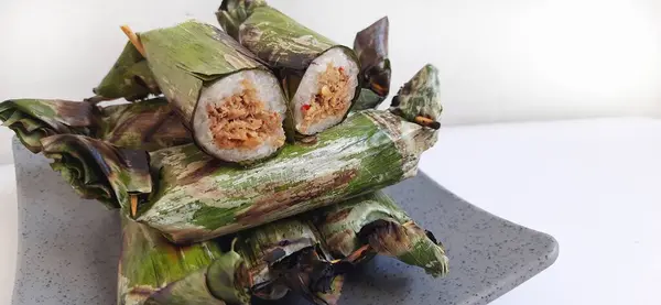 Gogos keki, Endonezya yemeği Makassar Güney Sulawesi 'den popüler. Beyaz glutinous pirinçten yapılmış. Baharatlı ton balığı ile doldurulmuş, muz yapraklarıyla sarılmış, kömürle kızartılmış.