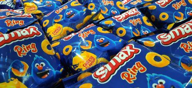 Rafta Smax Ring peyniri aromalı atıştırmalıklar ya da OH içinde sepet! Summarecon Alışveriş Merkezi 'nde bir dükkan. Bekasi, Batı Java, Endonezya - 28 Şubat 2025