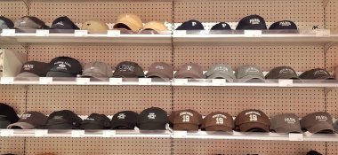 Oh 'daki rafta bir sürü şapka var! Bir dükkan. Bekasi, Batı Java Endonezya - 2 Mart 2025