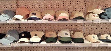 Oh 'daki rafta bir sürü şapka var! Bir dükkan. Bekasi, Batı Java Endonezya - 2 Mart 2025