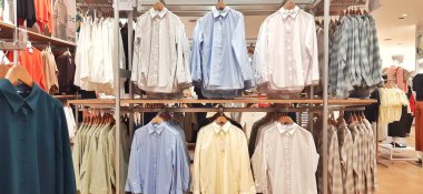 Uniqlo mağazasında satılık çeşitli koleksiyon giysileri. Bekasi, Batı Java, Endonezya - 28 Mart 2025