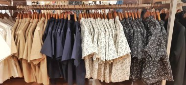 Uniqlo mağazasında satılık çeşitli koleksiyon giysileri. Bekasi, Batı Java, Endonezya - 28 Mart 2025
