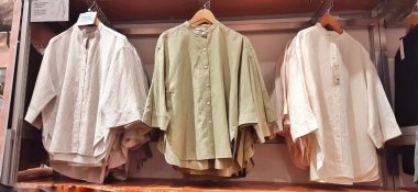Uniqlo mağazasında satılık çeşitli koleksiyon giysileri. Bekasi, Batı Java, Endonezya - 28 Mart 2025