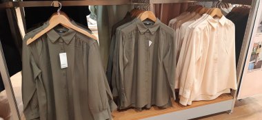 Uniqlo mağazasında satılık çeşitli koleksiyon giysileri. Bekasi, Batı Java, Endonezya - 28 Mart 2025