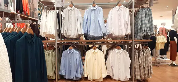 Uniqlo mağazasında satılık çeşitli koleksiyon giysileri. Bekasi, Batı Java, Endonezya - 28 Mart 2025