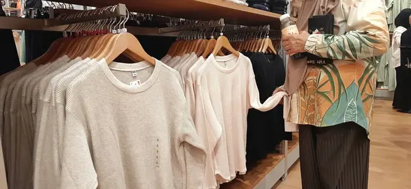 Uniqlo mağazasında satılık çeşitli koleksiyon giysileri. Bekasi, Batı Java, Endonezya - 28 Mart 2025