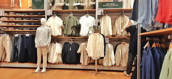 Uniqlo mağazasında satılık çeşitli koleksiyon giysileri. Bekasi, Batı Java, Endonezya - 28 Mart 2025