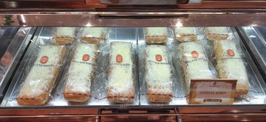 Holland Pastanesi 'nde çeşitli türde fırın, tart keki ve kurabiye vitrininde sergileniyor. Bekasi, Batı Java, Endonezya - 29 Mart 2025