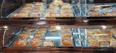 Holland Pastanesi 'nde çeşitli türde fırın, tart keki ve kurabiye vitrininde sergileniyor. Bekasi, Batı Java, Endonezya - 29 Mart 2025