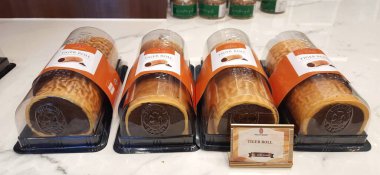 Holland Pastanesi 'nde çeşitli türde fırın, tart keki ve kurabiye vitrininde sergileniyor. Bekasi, Batı Java, Endonezya - 29 Mart 2025