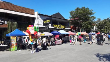 Pazar sabahı bulvar caddesinde arabasız gün (CFD) atmosferi. Birlikte yürüyen insanlar. Yiyecek ve moda satan satıcılar. Makassar, Güney Sulawesi, Endonezya-20 Nisan 2025