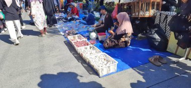 Pazar sabahı bulvar caddesinde arabasız gün (CFD) atmosferi. Birlikte yürüyen insanlar. Yiyecek ve moda satan satıcılar. Makassar, Güney Sulawesi, Endonezya-20 Nisan 2025