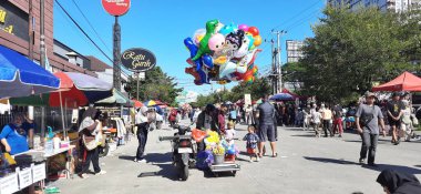 Pazar sabahı bulvar caddesinde arabasız gün (CFD) atmosferi. Birlikte yürüyen insanlar. Yiyecek ve moda satan satıcılar. Makassar, Güney Sulawesi, Endonezya-20 Nisan 2025