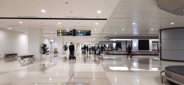 Havaalanında işlenmiş bagaj teslimatı. Çanta. Makassar, Güney Sulawesi, Endonezya - 11 Nisan 2025