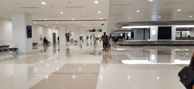 Havaalanında işlenmiş bagaj teslimatı. Çanta. Makassar, Güney Sulawesi, Endonezya - 11 Nisan 2025