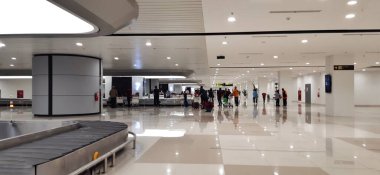 Havaalanında işlenmiş bagaj teslimatı. Çanta. Makassar, Güney Sulawesi, Endonezya - 11 Nisan 2025