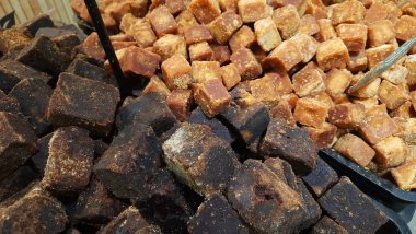 Süpermarkette satılık bir yığın kahverengi palmiye şekeri ya da gula merah.