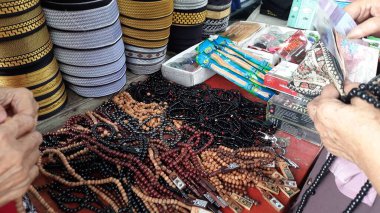 Muhammed Cheng Hoo Camii 'nde satılık çeşitli tespih veya tasbih yığınları. Müslüman ticaret aletleri. Makassar, Güney Sulawesi, Endonezya - 3 Mayıs 2025