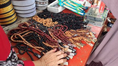 Muhammed Cheng Hoo Camii 'nde satılık çeşitli tespih veya tasbih yığınları. Müslüman ticaret aletleri. Makassar, Güney Sulawesi, Endonezya - 3 Mayıs 2025