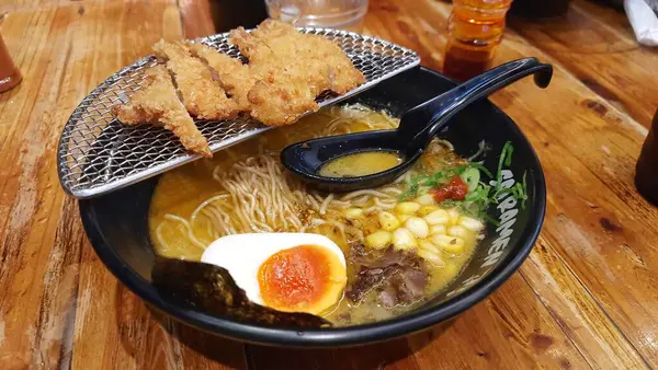 Sai Ramen Lokantası 'nda siyah bir kase körili tavuk katsu ramen eriştesi. Jakarta, Endonezya - 12 Mayıs 2025