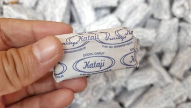 Süpermarkette satılık Dodol Garut Kataji atıştırmalığı. Dodol, Garut West Java 'dan ünlü. Tatlılığı. Jakarta, Endonezya - 19 Mayıs 2025