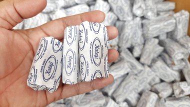 Süpermarkette satılık Dodol Garut Kataji atıştırmalığı. Dodol, Garut West Java 'dan ünlü. Tatlılığı. Jakarta, Endonezya - 19 Mayıs 2025