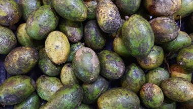 Bir yığın taze yeşil ambarella kedondong meyvesi.