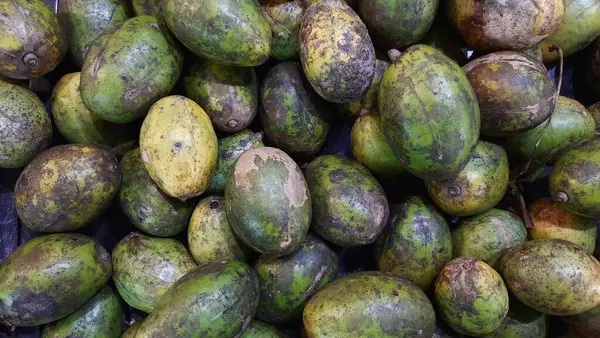 Bir yığın taze yeşil ambarella kedondong meyvesi.