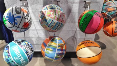 Grand outlet East Jakarta-Karawang 'daki spor merkezinin duvarında Spalding markasının görüntüsü. Batı Java, Endonezya - 29 Mayıs 2025